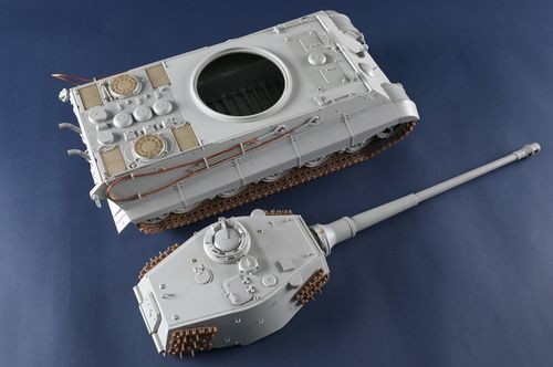 Trumpeter 1:16 - Pz.Kpfw.VI Sd.Kfz.182 Tiger II (Henschel Turret with 105 mm Gun) (00949)
