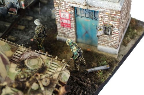 RT-Diorama 35027 Diorama Base: Railroad Crossing (1:35)